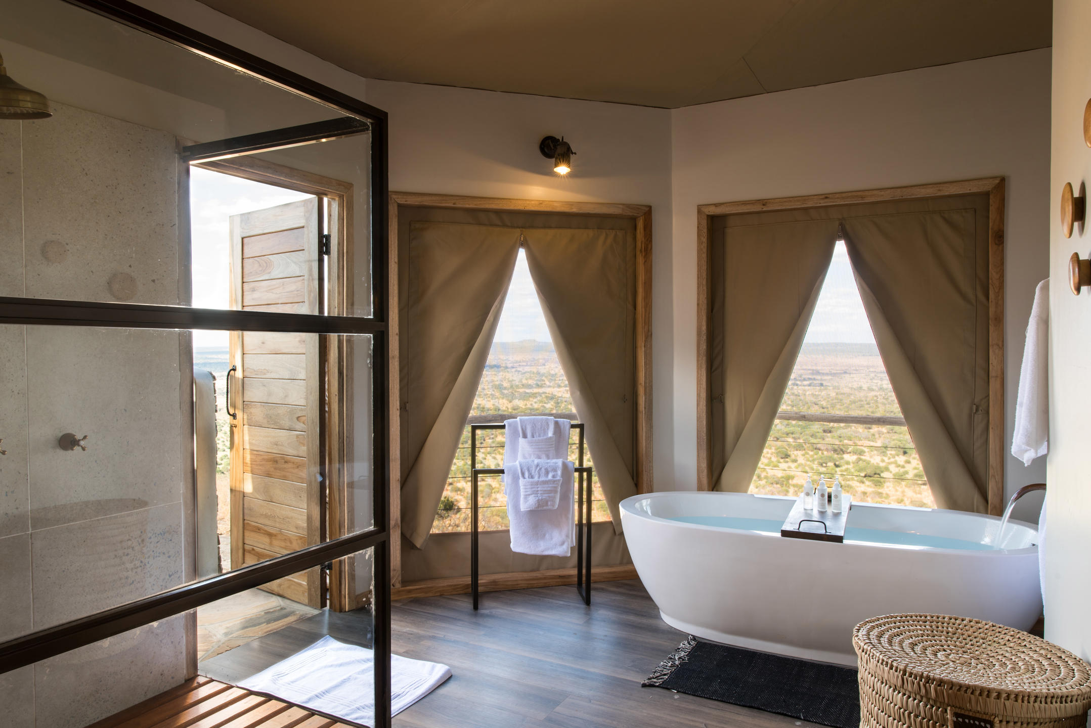 Lemala Mpingo Ridge Lodge - Spacious Bathroom