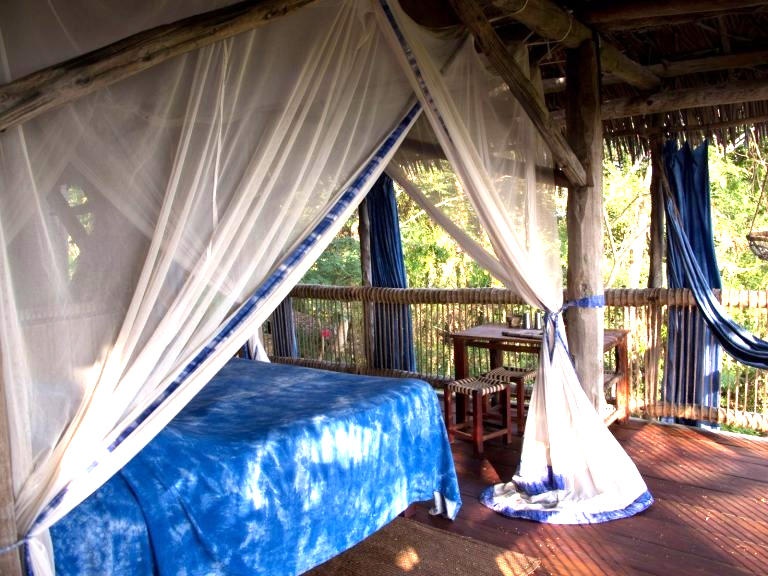 Chole Mjini Lodge Treehouse Mbili - bed