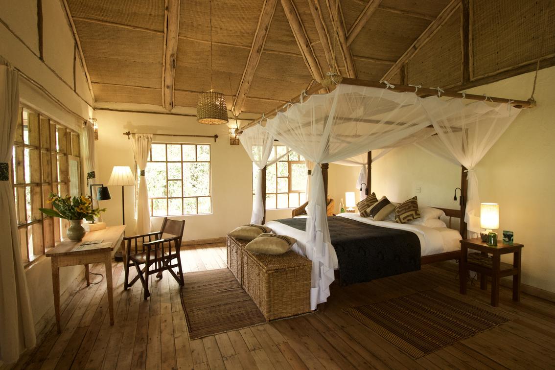 Bwindi Lodge - Uganda double 4 poster bed