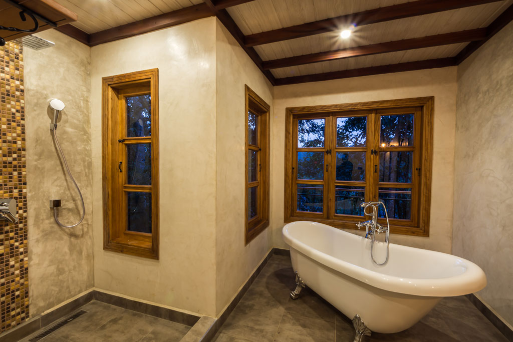 Chimpundu lodge 2-in-1 Double Cottage Standing Free Bathtub & Shower - Bathroom