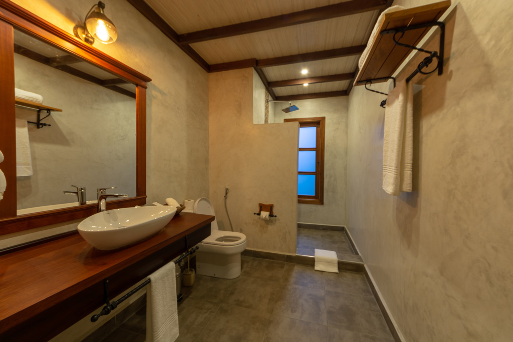 Chimpundu lodge 2-in-1 Family Cottage Bathroom