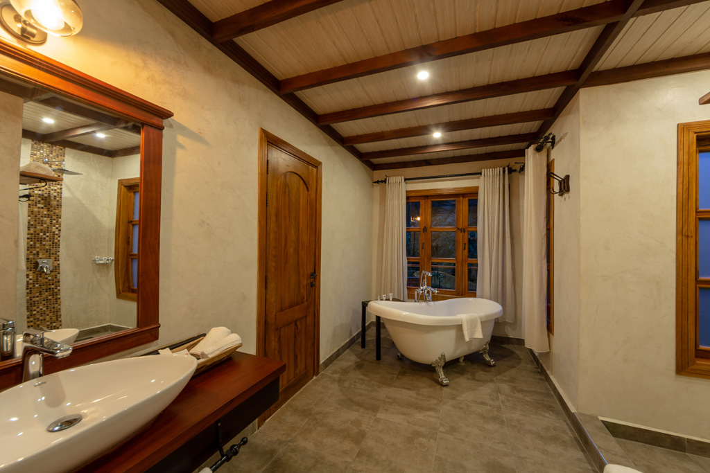 Chimpundu lodge 2-in-1 Family Cottage Master Bedroom Bathroom