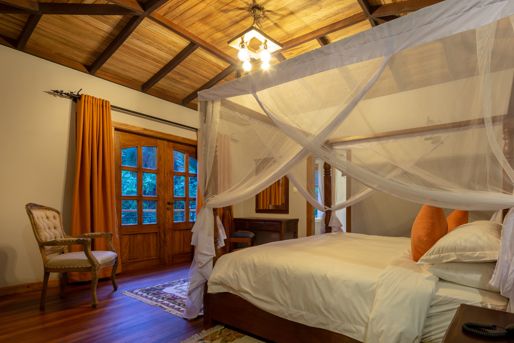 Chimpundu lodge 2-in-1 Family Cottage Master Bedroom