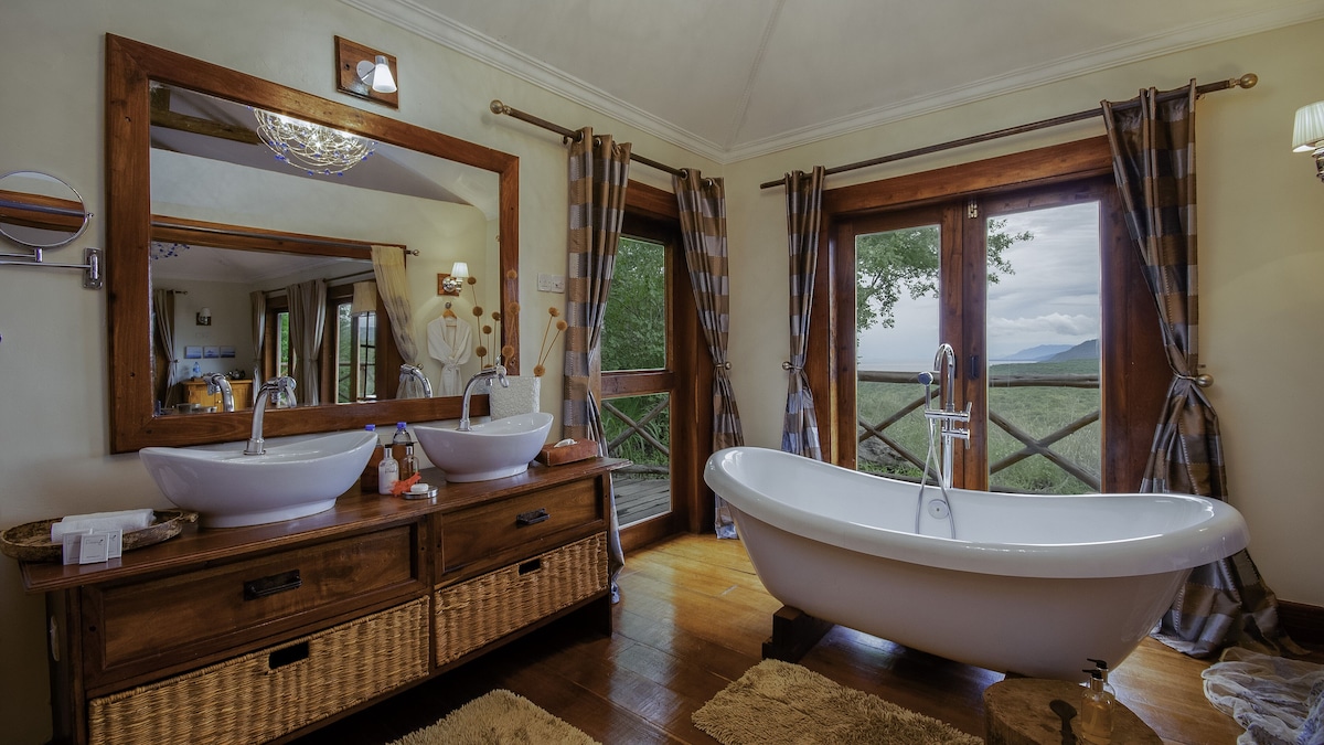 Escarpment Luxury Lodge Chalet Bathtub Double Basin with View