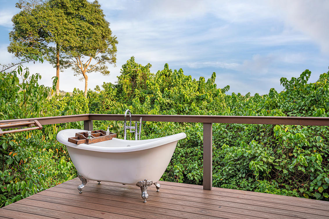 Lemala Wildwaters Lodge Family River Suite stand alone bathtub