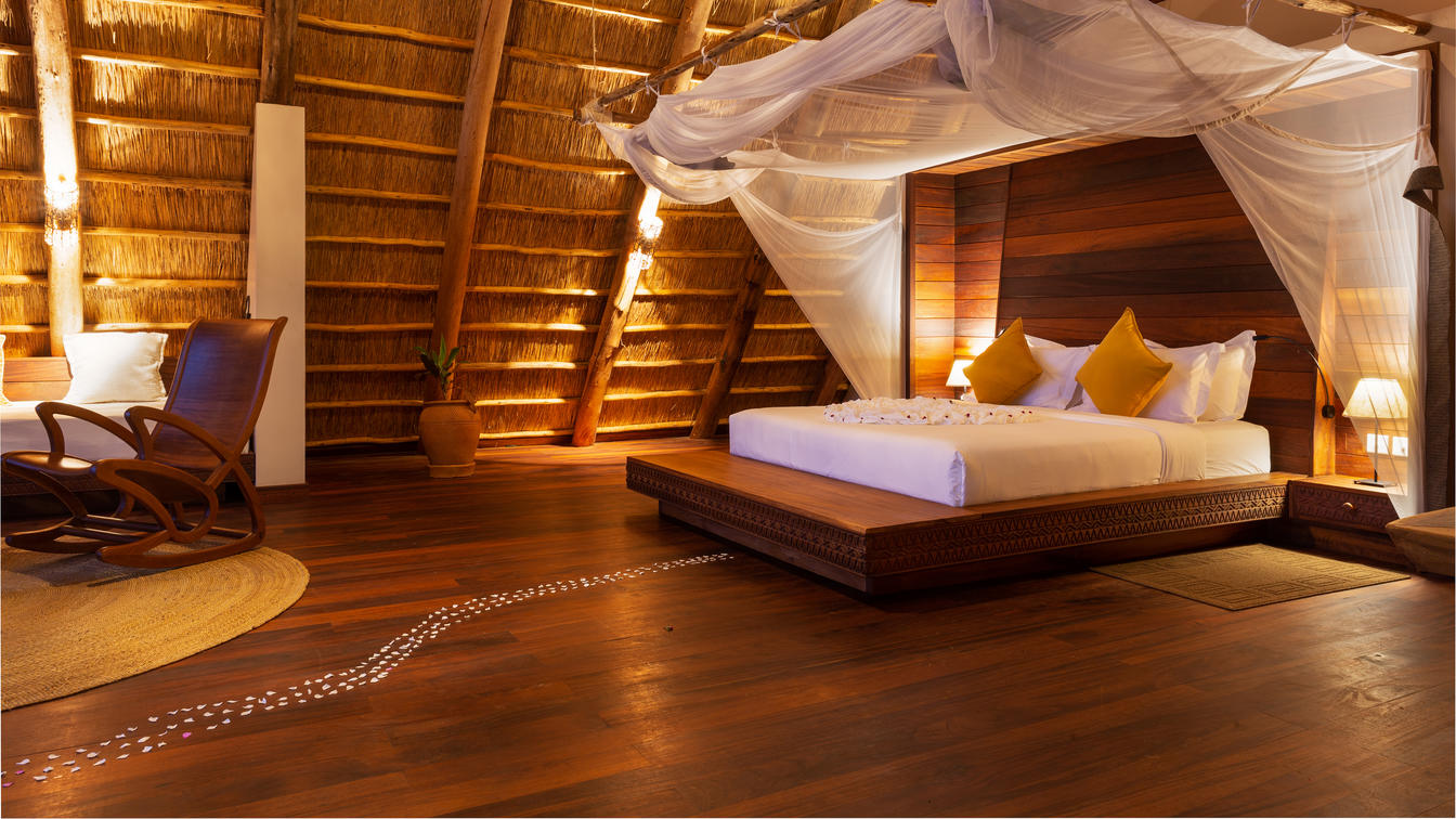 Nile Safari Lodge - Exclusive Banda bedroom and sitting area